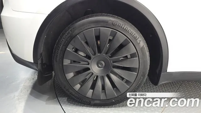Tesla Model Y — Фото автомобиля 5