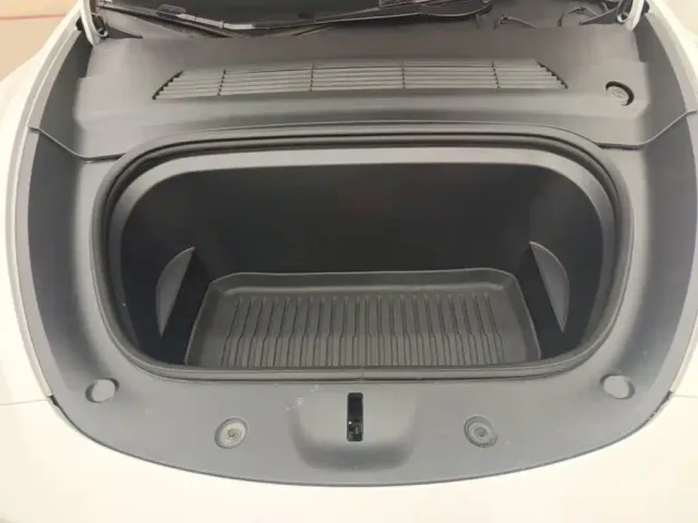 Tesla Model Y — Фото автомобиля 19