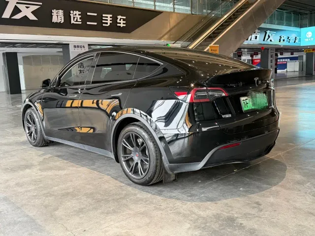 Tesla Model Y — Фото автомобиля 12