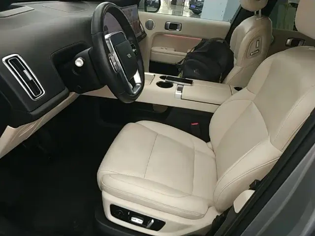 Li Auto L8 — Фото автомобиля 14