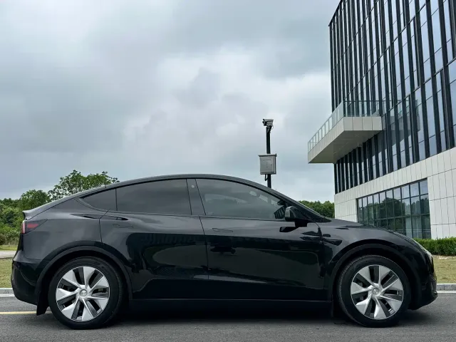Tesla Model Y — Фото автомобиля 26