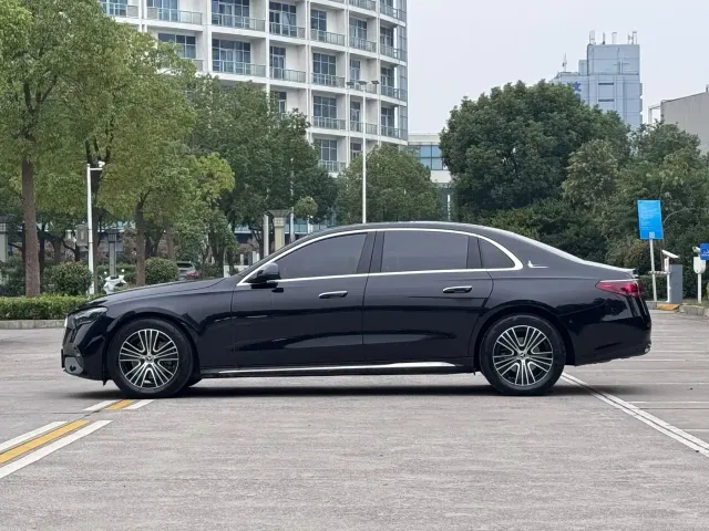 Mercedes-Benz E-Class — Фото автомобиля 3