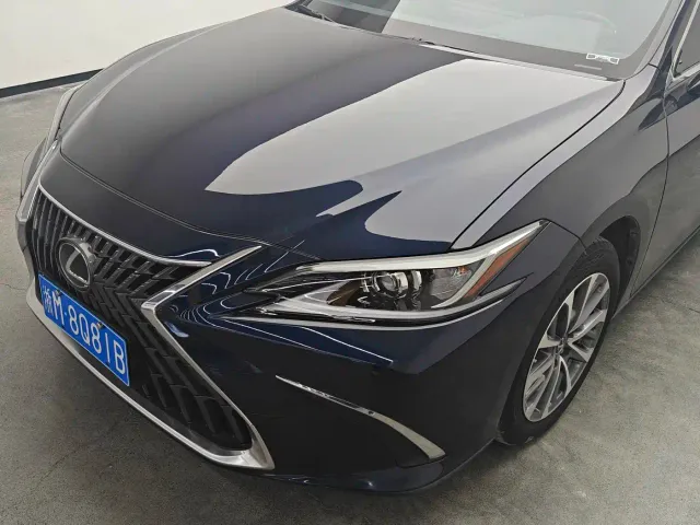 Фотография автомобиля — Lexus ES