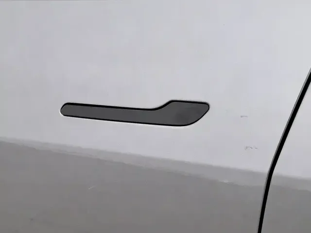 Tesla Model Y — Фото автомобиля 18