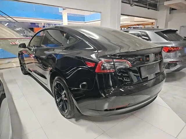Tesla Model 3 — Фото автомобиля 4