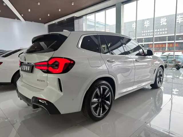 BMW iX3 — Фото автомобиля 12