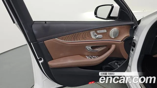 Mercedes-Benz E-Class — Фото автомобиля 24