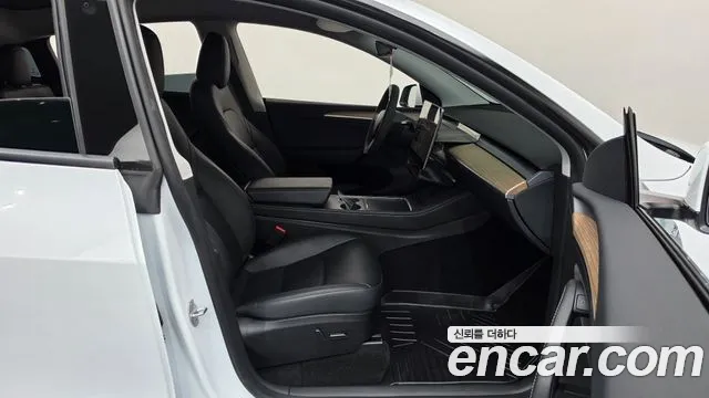Tesla Model Y — Фото автомобиля 16