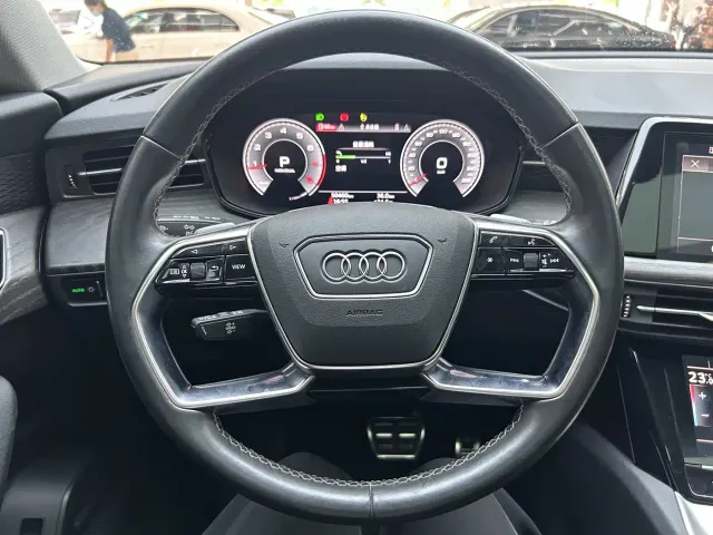Audi Audi Q6 2023 40 TFSI quattro Cloud View Light Yulin Package — Фото автомобиля 25