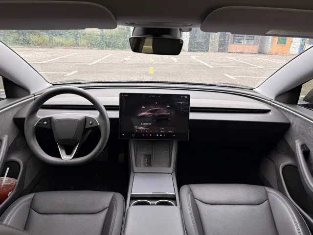 Tesla Model 3 — Фото автомобиля 12