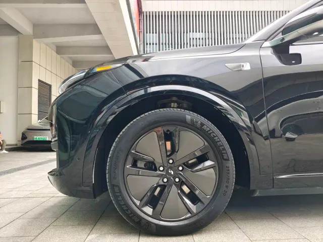 Li Auto L8 — Фото автомобиля 8