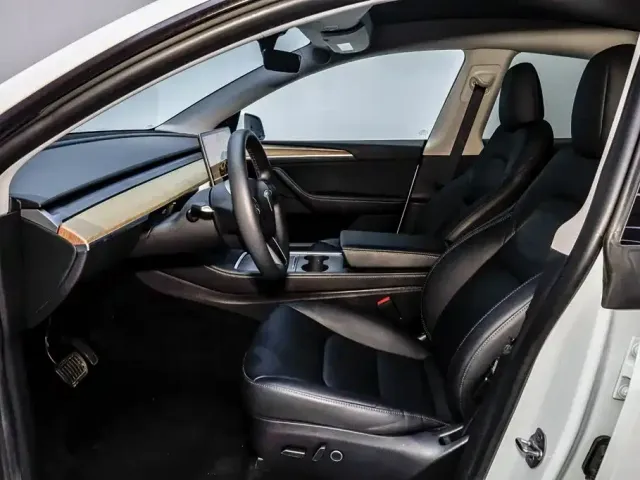 Tesla Model Y — Фото автомобиля 9