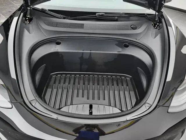 Tesla Model 3 — Фото автомобиля 10