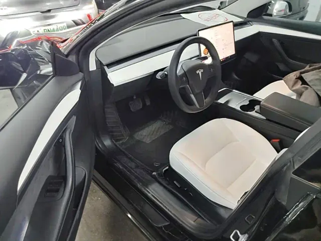 Tesla Model 3 — Фото автомобиля 11