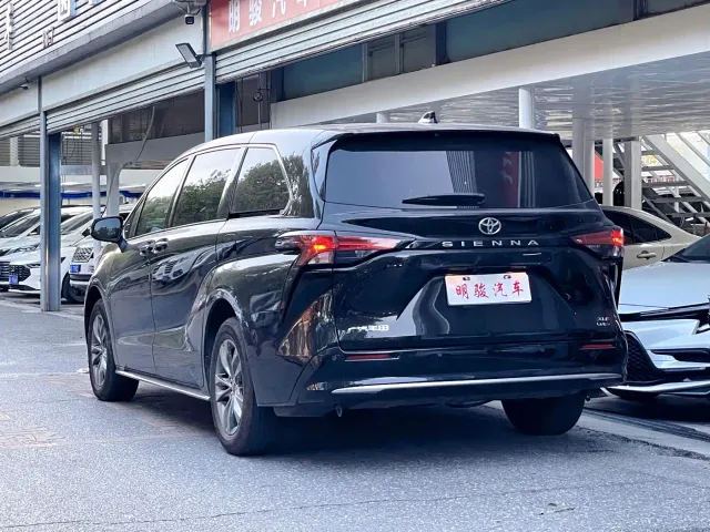 Toyota Sienna — Фото автомобиля 4