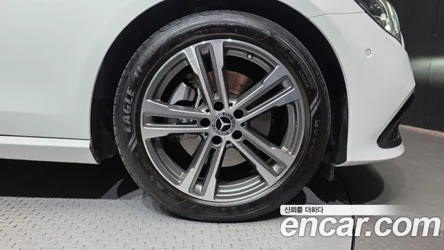 Mercedes-Benz E-Class — Фото автомобиля 21
