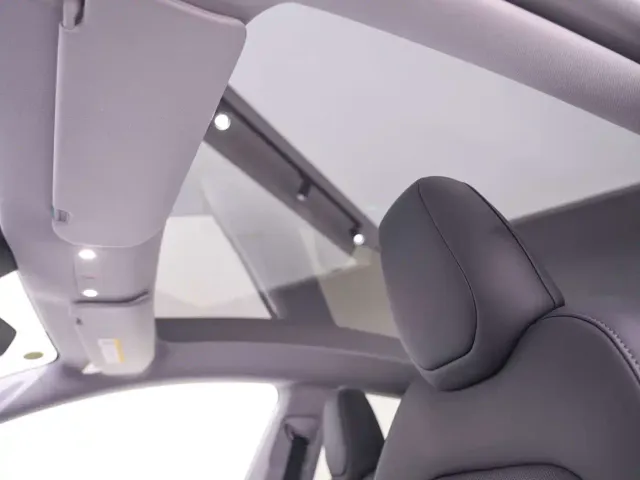 Tesla Model Y — Фото автомобиля 13