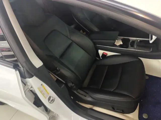 Tesla Model 3 — Фото автомобиля 24