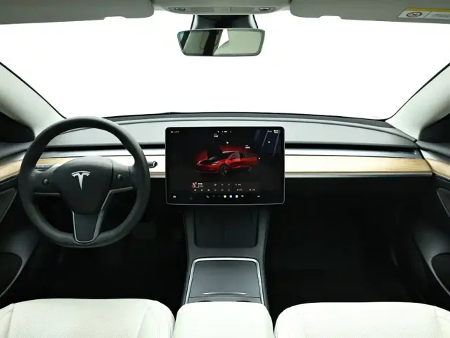Tesla Model 3 — Фото автомобиля 16