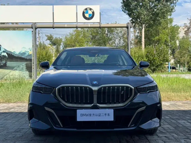 BMW i5 — Фото автомобиля 2