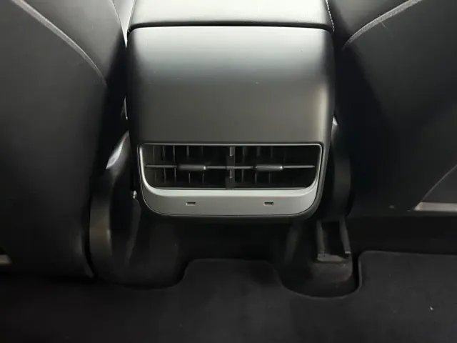 Tesla Model Y — Фото автомобиля 17