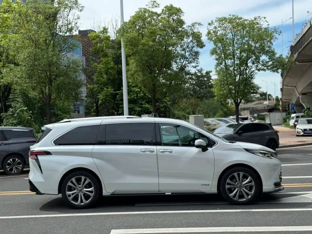 Toyota Sienna — Фото автомобиля 7