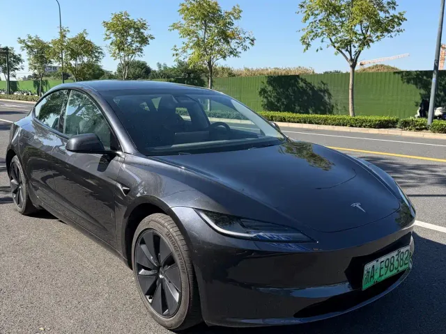Tesla Model 3 — Фото автомобиля 3