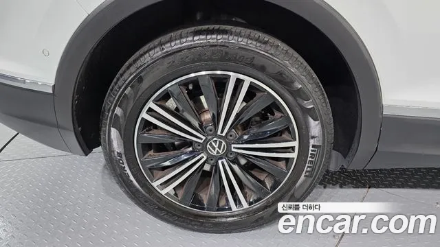 Volkswagen Tiguan Tiguan 2 поколение 2.0 TDI Premium — Фото автомобиля 20