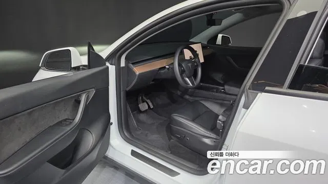 Tesla Model Y — Фото автомобиля 10