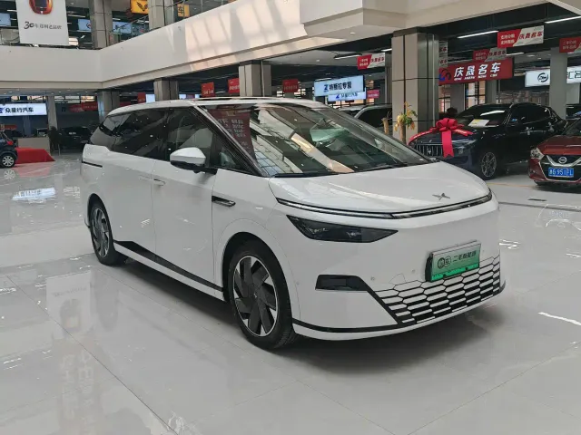 Xpeng X9 — Фото автомобиля 3