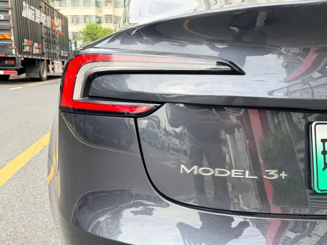 Tesla Model 3 — Фото автомобиля 15
