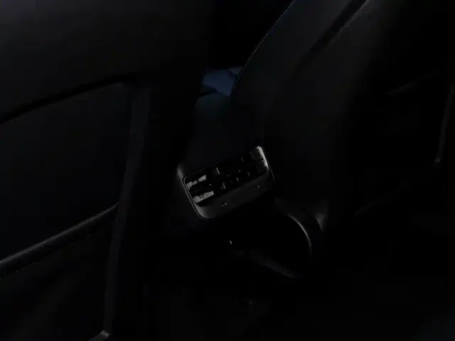 Tesla Model Y — Фото автомобиля 11