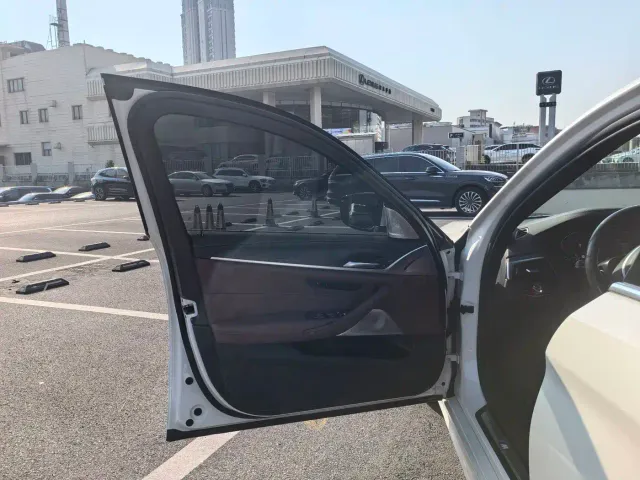 BMW 5 Series — Фото автомобиля 16