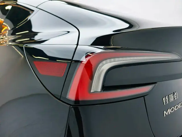 Tesla Model 3 — Фото автомобиля 5