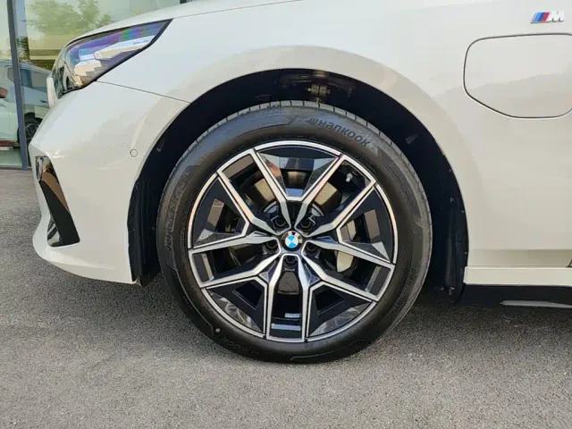 BMW i5 — Фото автомобиля 22