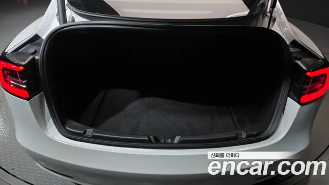 Tesla Model 3 — Фото автомобиля 26