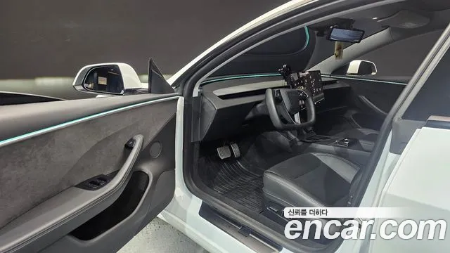 Tesla Model 3 — Фото автомобиля 10