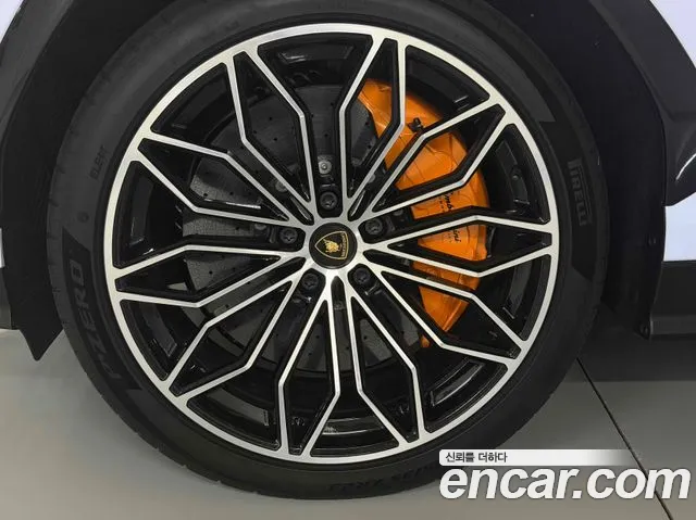 Lamborghini Urus — Фото автомобиля 5