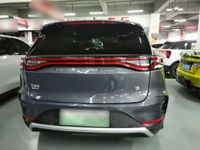 BYD Tang — Фото автомобиля 5