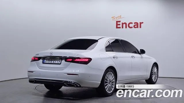 Mercedes-Benz E-Class — Фото автомобиля 2
