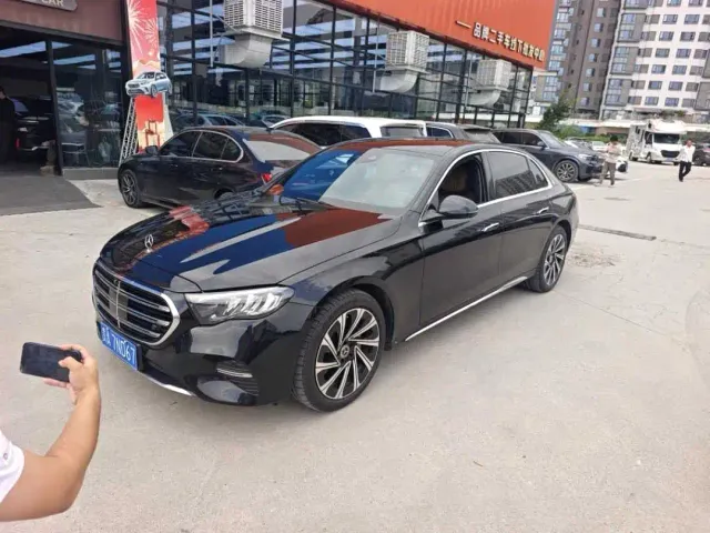 Фотография автомобиля — Mercedes-Benz E-Class