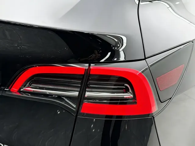 Tesla Model Y — Фото автомобиля 21