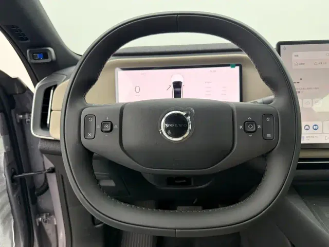 Volvo XC70 Plug-in Hybrid — Фото автомобиля 10