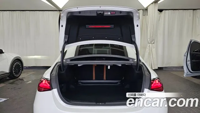 Mercedes-Benz E-Class — Фото автомобиля 20
