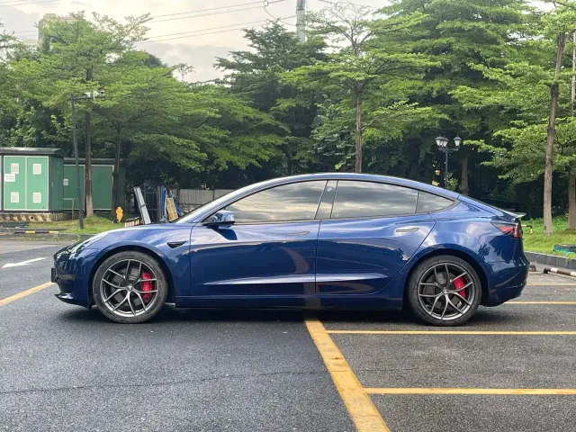 Tesla Model 3 — Фото автомобиля 10