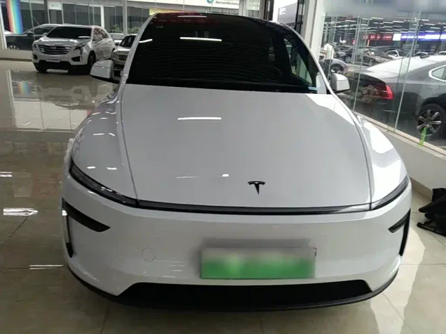 Tesla Model Y L — Фото автомобиля 2