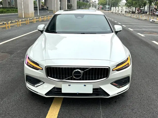 Volvo S60 — Фото автомобиля 2