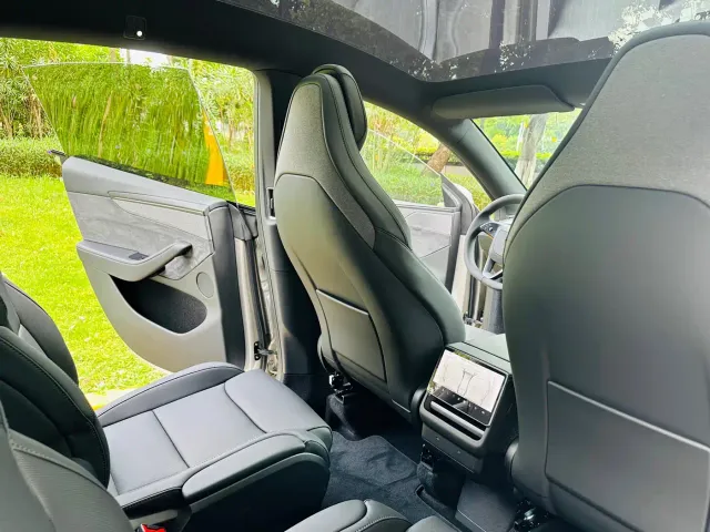 Tesla Model Y L — Фото автомобиля 12