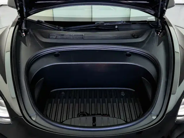 Tesla Model 3 — Фото автомобиля 23