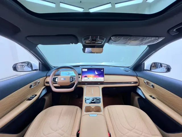 Geely Galaxy Starship 7 EM-i — Фото автомобиля 13